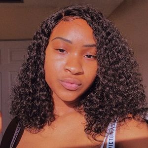 Meet your Posher, Alicia